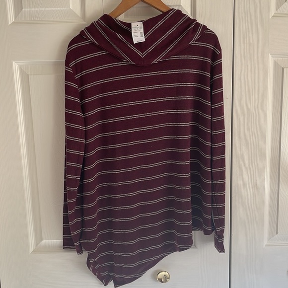 MAURICE NWT maroon with grey striped asymmetrical shirt size large - Picture 4 of 5